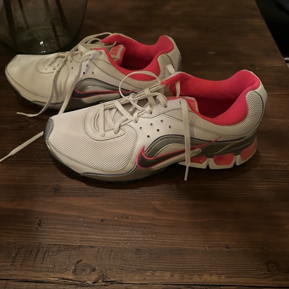 Nike Sneaker - Picture 1 of 3